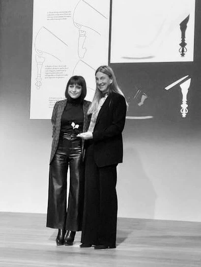 Linda Spinelli riceve il premio per il concorso Un Talento Per la Scarpa